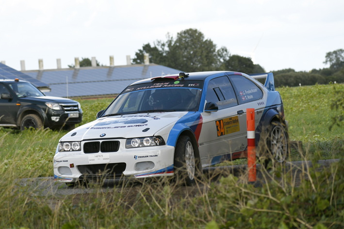 Thomas Holm Hansen måtte råbe højt, så John Frederiksen kunne høre noterne, mens de drønede rundt på rallyets længste hastighedsprøve uden lyd på bilens samtaleanlæg.
(Foto: specialpress@gmail.com)